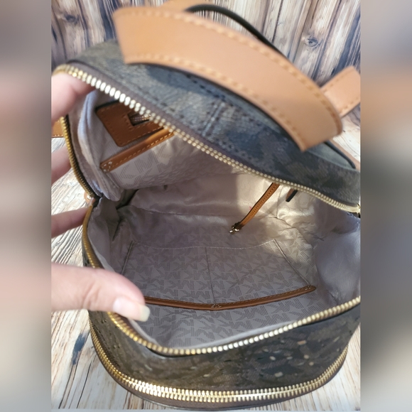 Michael Kors Medium Rhea Perforated Back - Picture 7 of 10